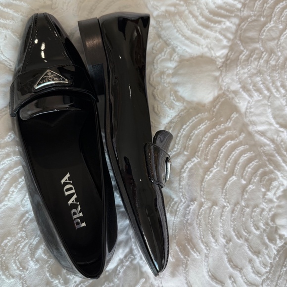 PRADA Vernice Metal Triangle Logo Pointed Toe 25mm Loafers - Picture 4 of 9